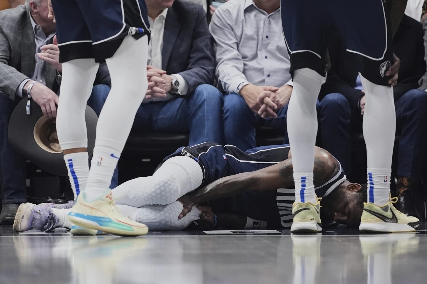 Kyrie Irving Injures Knee in Mavericks' Loss to Kings 1 download